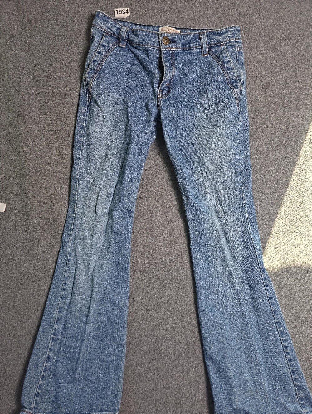 Levis Classic Women's 10 Blue Flare Jeans. Retro. 70s. Trending.